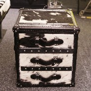 Coffre avec structure en bois massif recouvert de cuir de vachette noir et blanc 35-Cowhide Cube