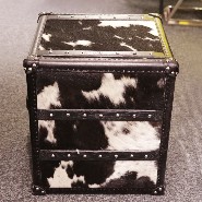 Coffre avec structure en bois massif recouvert de cuir de vachette noir et blanc 35-Cowhide Cube