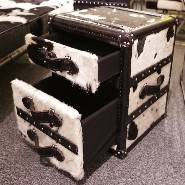 Coffre avec structure en bois massif recouvert de cuir de vachette noir et blanc 35-Cowhide Cube