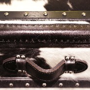 Coffre avec structure en bois massif recouvert de cuir de vachette noir et blanc 35-Cowhide Cube