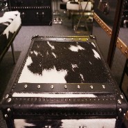 Coffre avec structure en bois massif recouvert de cuir de vachette noir et blanc 35-Cowhide Cube