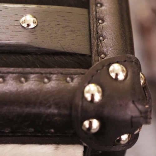 Coffre avec structure en bois massif recouvert de cuir de vachette noir et blanc 35-Cowhide Cube