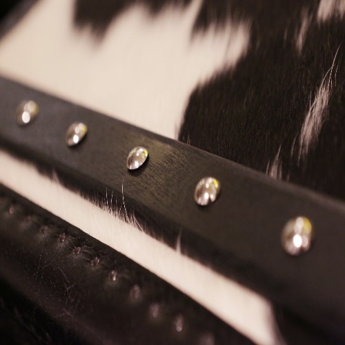 Coffre avec structure en bois massif recouvert de cuir de vachette noir et blanc 35-Cowhide Cube