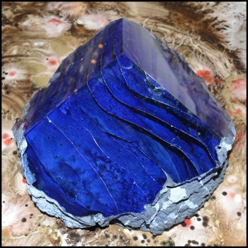 Set de deux sculptures en pâte de verre avec lanières en pâte de verre colorées en rouges et bleu PC-Glass Alchemy