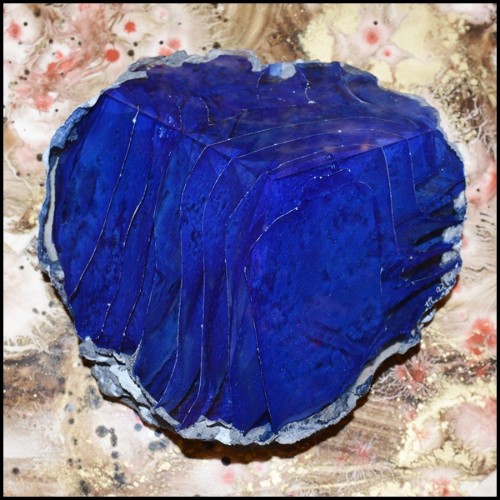 Set de deux sculptures en pâte de verre avec lanières en pâte de verre colorées en rouges et bleu PC-Glass Alchemy