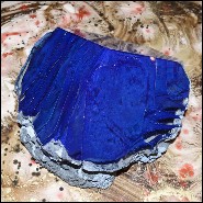 Set de deux sculptures en pâte de verre avec lanières en pâte de verre colorées en rouges et bleu PC-Glass Alchemy