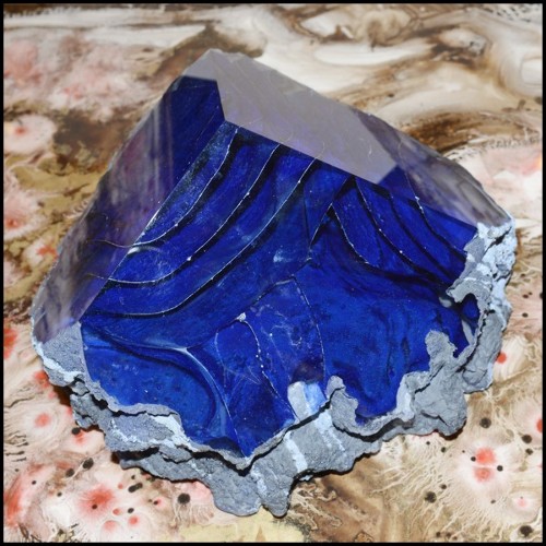 Set de deux sculptures en pâte de verre avec lanières en pâte de verre colorées en rouges et bleu PC-Glass Alchemy