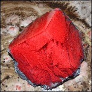 Set de deux sculptures en pâte de verre avec lanières en pâte de verre colorées en rouges et bleu PC-Glass Alchemy