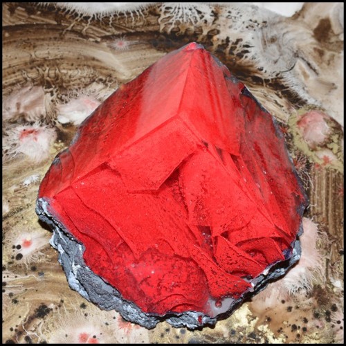 Set de deux sculptures en pâte de verre avec lanières en pâte de verre colorées en rouges et bleu PC-Glass Alchemy