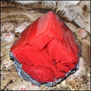 Set de deux sculptures en pâte de verre avec lanières en pâte de verre colorées en rouges et bleu PC-Glass Alchemy