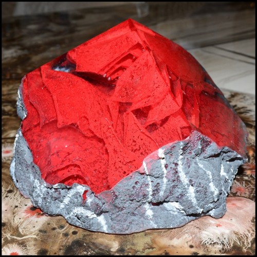 Set de deux sculptures en pâte de verre avec lanières en pâte de verre colorées en rouges et bleu PC-Glass Alchemy