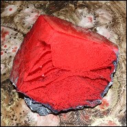 Set de deux sculptures en pâte de verre avec lanières en pâte de verre colorées en rouges et bleu PC-Glass Alchemy