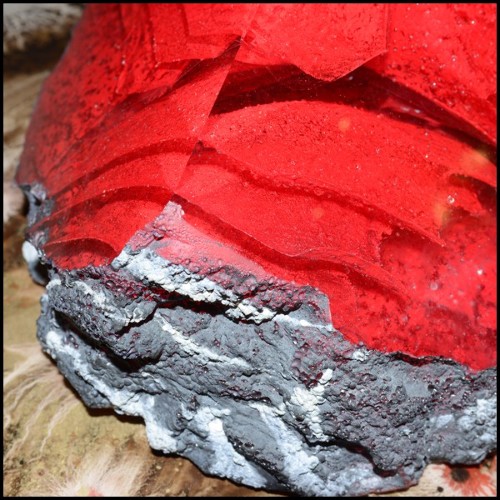 Set de deux sculptures en pâte de verre avec lanières en pâte de verre colorées en rouges et bleu PC-Glass Alchemy