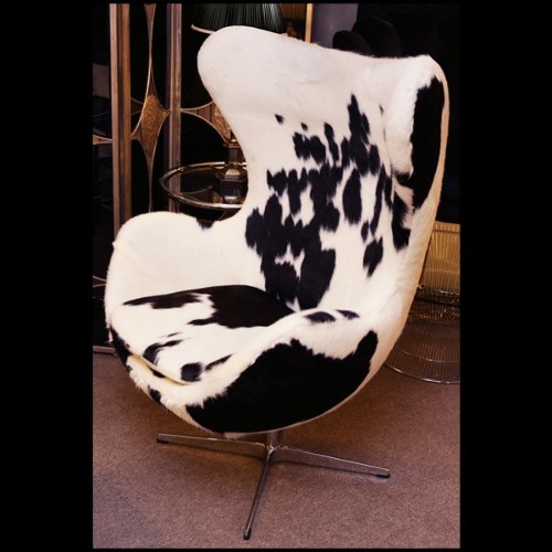 Fauteuil recouvert de cuir de vachette naturel sur pieds pivotants en acier inoxydable poli PC-Cowhide Egg