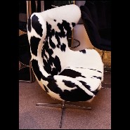 Fauteuil recouvert de cuir de vachette naturel sur pieds pivotants en acier inoxydable poli PC-Cowhide Egg