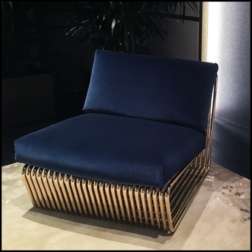Fauteuil revêtu en velours bleu et avec structure de base en acier inoxydable poli finition Gold 150-Alina