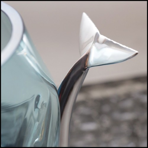 Vase en verre bleu soufflé à la main avec baleine en aluminium poli à travers le verre 104-Diving Whale Blue