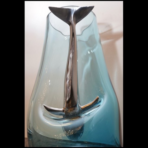 Vase en verre bleu soufflé à la main avec baleine en aluminium poli à travers le verre 104-Diving Whale Blue