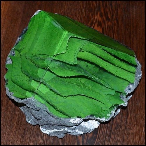 Sculpture avec lanières en pâte de verre coloré avec pigments verts et coulé sur base en pierre brute PC-Glass Alchemy Green