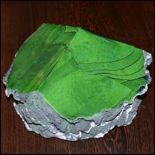 Sculpture avec lanières en pâte de verre coloré avec pigments verts et coulé sur base en pierre brute PC-Glass Alchemy Green