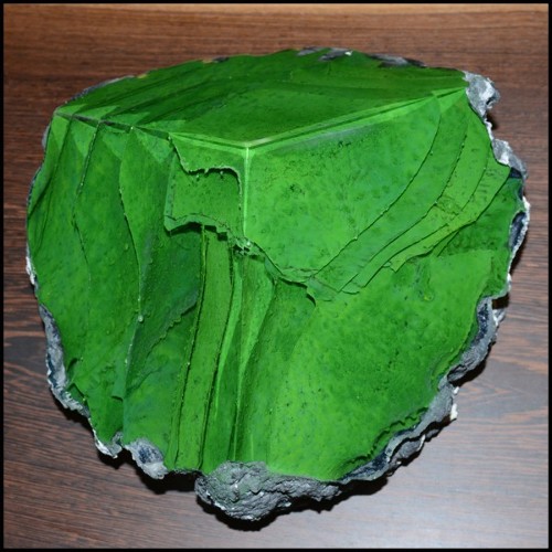 Sculpture avec lanières en pâte de verre coloré avec pigments verts et coulé sur base en pierre brute PC-Glass Alchemy Green