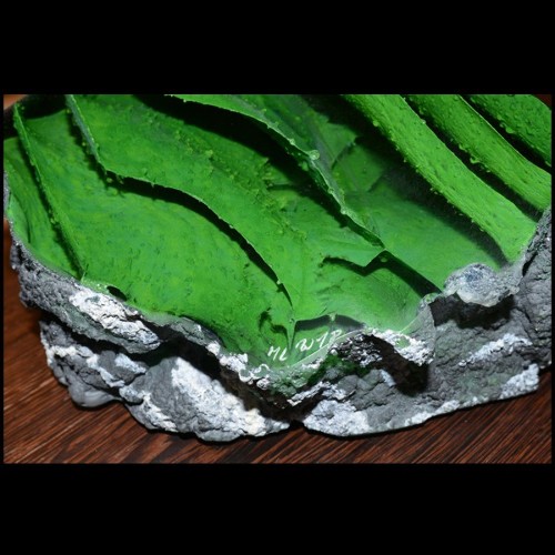 Sculpture avec lanières en pâte de verre coloré avec pigments verts et coulé sur base en pierre brute PC-Glass Alchemy Green