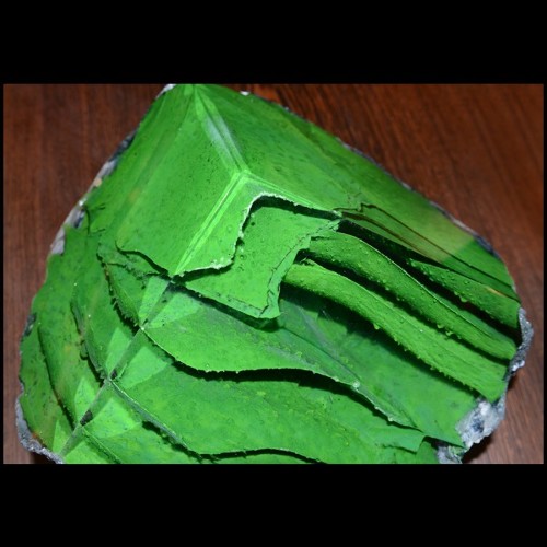 Sculpture avec lanières en pâte de verre coloré avec pigments verts et coulé sur base en pierre brute PC-Glass Alchemy Green