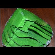 Sculpture avec lanières en pâte de verre coloré avec pigments verts et coulé sur base en pierre brute PC-Glass Alchemy Green