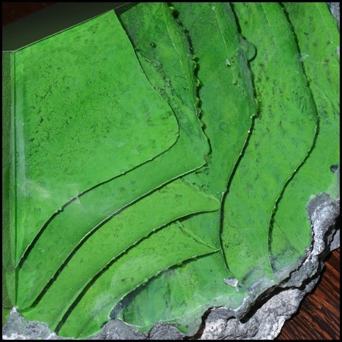Sculpture avec lanières en pâte de verre coloré avec pigments verts et coulé sur base en pierre brute PC-Glass Alchemy Green