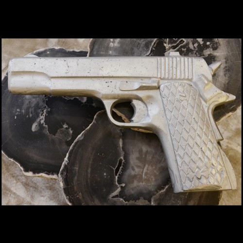 Sculpture réalisée par Philippe Perrin en 2000 PC-Revolver