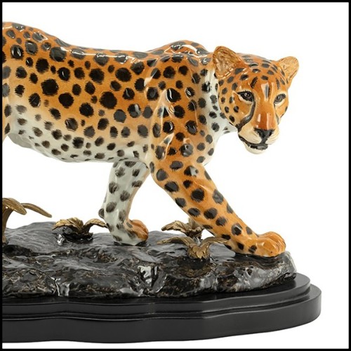 Sculpture léopard avec toute la structure en porcelaine peinte à la main avec détails en laiton sur la base 162-Standing Leopard