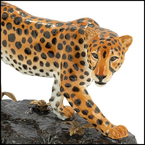 Sculpture léopard avec toute la structure en porcelaine peinte à la main avec détails en laiton sur la base 162-Standing Leopard