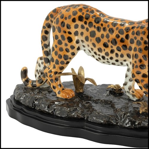 Sculpture léopard avec toute la structure en porcelaine peinte à la main avec détails en laiton sur la base 162-Standing Leopard