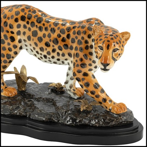 Sculpture léopard avec toute la structure en porcelaine peinte à la main avec détails en laiton sur la base 162-Standing Leopard