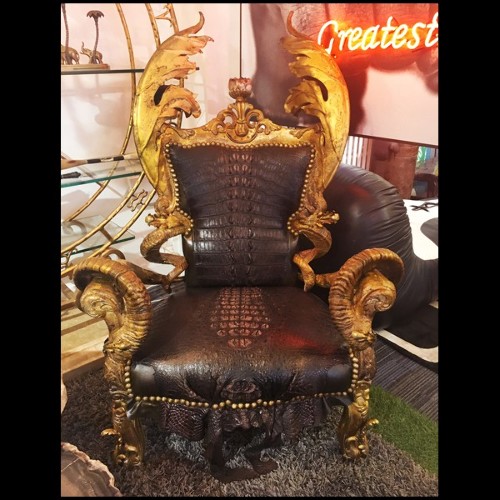 Fauteuil avec structure en bois de hêtre massif recouvert de peau d'alligator teinté noir naturel PC-Croco Black Bronze