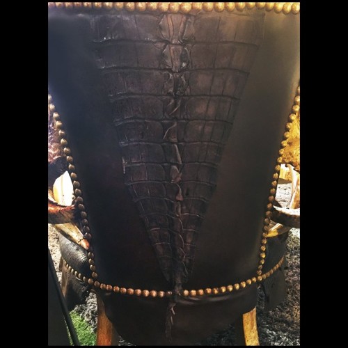 Fauteuil avec structure en bois de hêtre massif recouvert de peau d'alligator teinté noir naturel PC-Croco Black Bronze