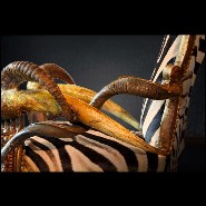 Trône avec structure en bois de hêtre massif recouvert de peaux de zèbre de Burchell naturelles PC-High Zebra