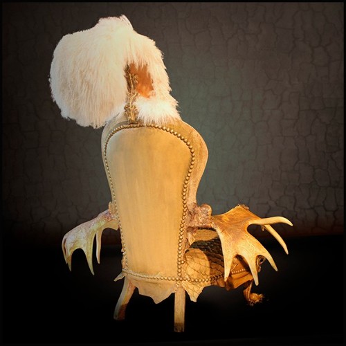 Fauteuil avec peau de piraruku et avec bois de rennes et queue de girafe PC-Piraruku