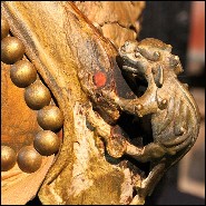 Fauteuil avec peau de piraruku et avec bois de rennes et queue de girafe PC-Piraruku