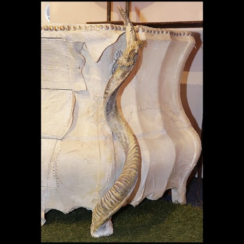 Commode en Croco finition blanc, cornes de Kudu, 3 tiroirs avec peau d'agneau de Mongolie 120- White Croco