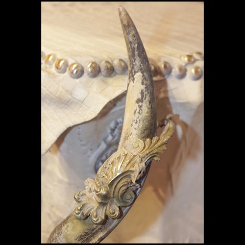 Commode en Croco finition blanc, cornes de Kudu, 3 tiroirs avec peau d'agneau de Mongolie 120- White Croco