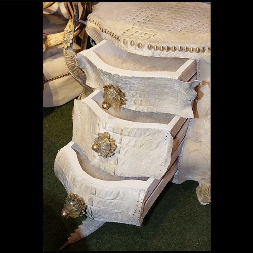 Commode en Croco finition blanc, cornes de Kudu, 3 tiroirs avec peau d'agneau de Mongolie 120- White Croco