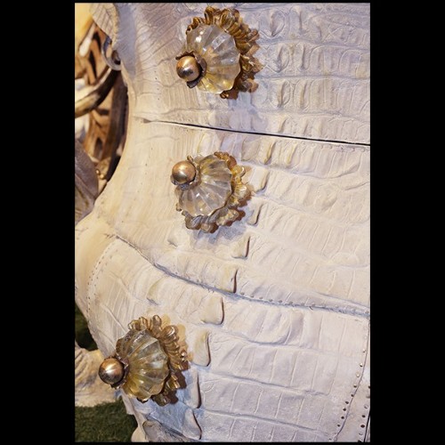 Commode en Croco finition blanc, cornes de Kudu, 3 tiroirs avec peau d'agneau de Mongolie 120- White Croco