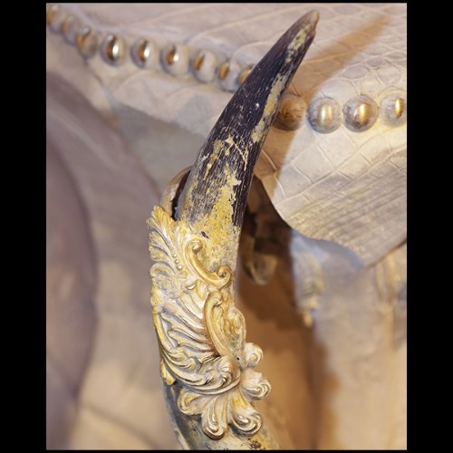 Commode en Croco finition blanc, cornes de Kudu, 3 tiroirs avec peau d'agneau de Mongolie 120- White Croco