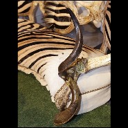 Canapé en bois de Hêtre avec peau de Zèbre, cornes de Zebu et amethyste PC-Sofa Zebra