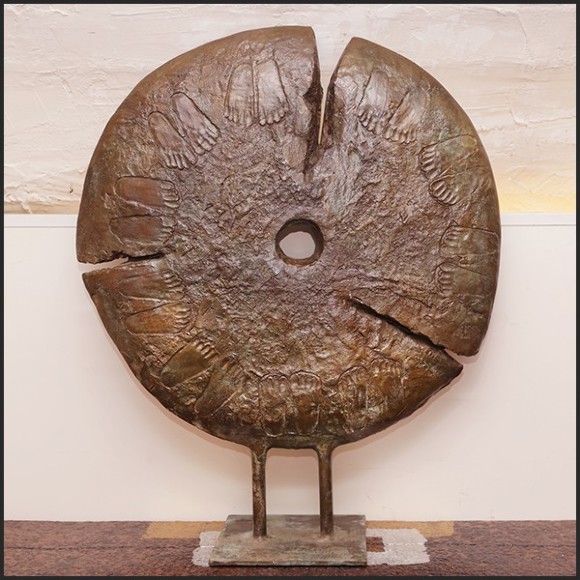 Sculpture disque en Bronze avec des symboles tribaux 19 - Bronze Discus