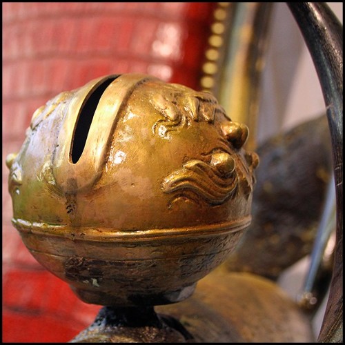 Throne with structure in solid beech wood and red tinted alligator skin PC-King Red Croco