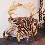Commode en hêtre massif couvert avec véritable peau de zèbre PC-Zebra and Elk