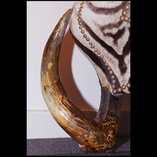 Commode en hêtre massif couvert avec véritable peau de zèbre PC-Zebra and Elk