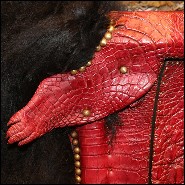Commode en hêtre massif avec véritable peau de crocodile teintée rouge PC-Red Croco